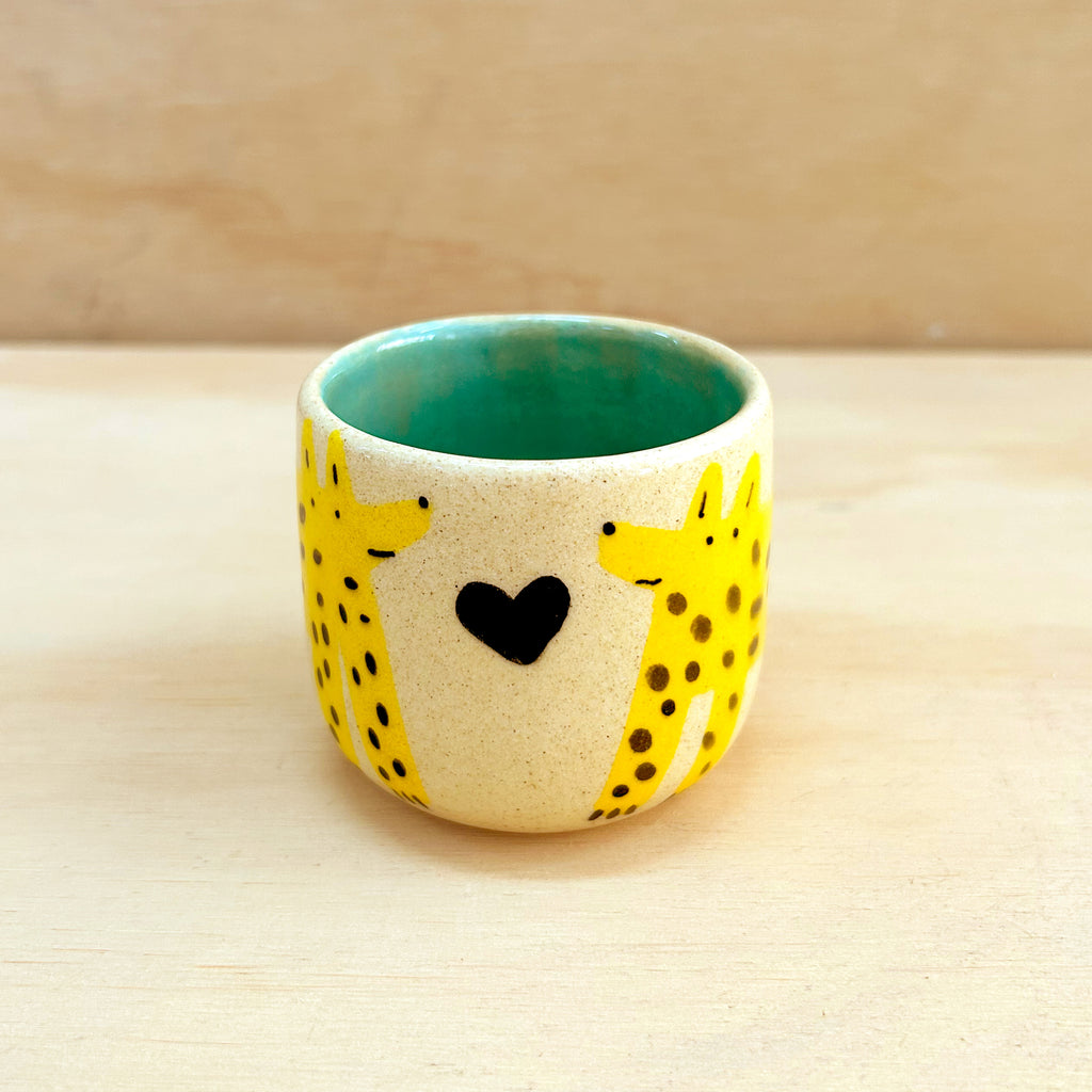 Taza pequeña perro amarillo